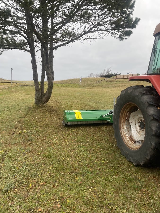 Billede af slagleklipning i gang med traktoren Billede af slagleklipning i gang med traktoren