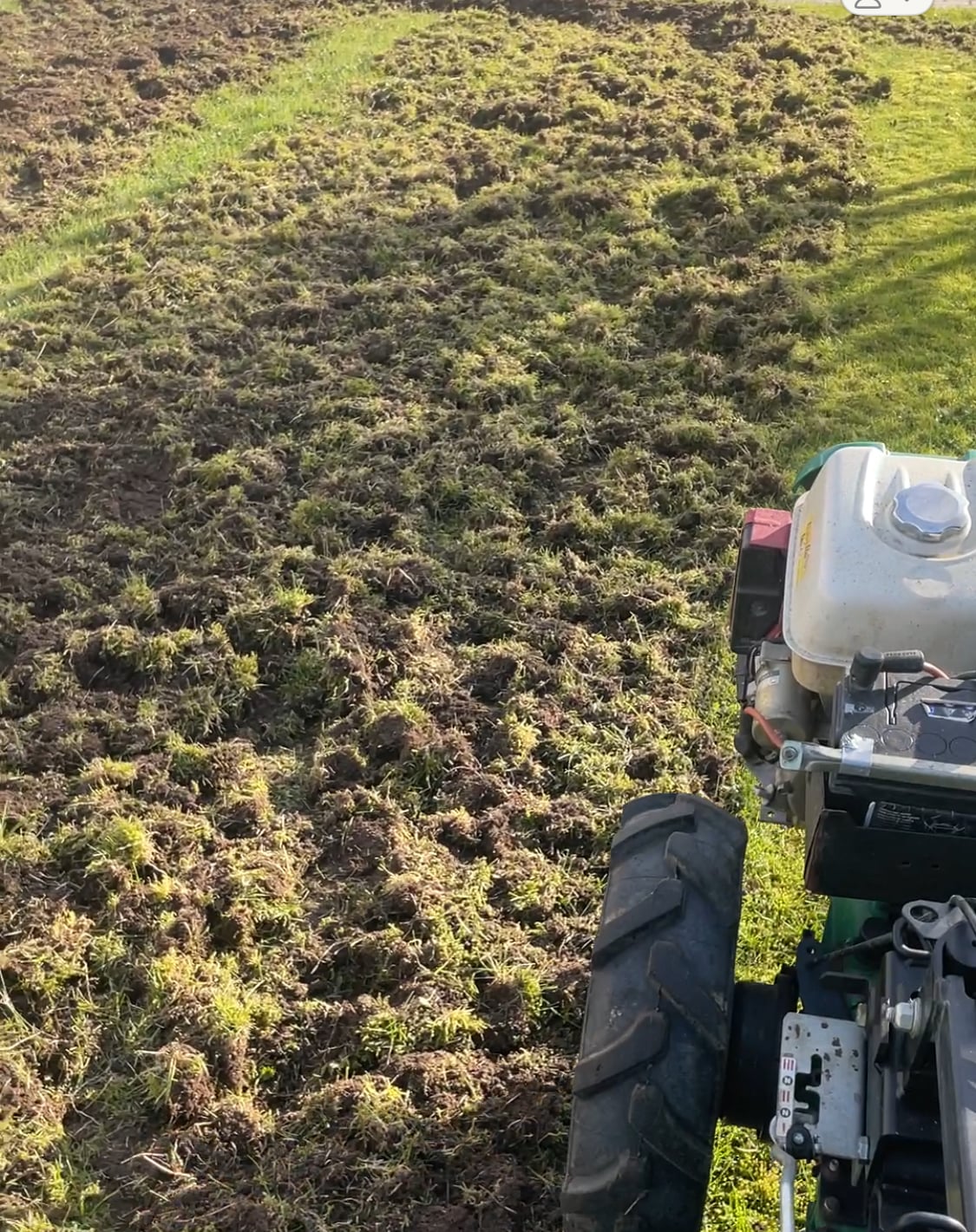 Billede af fræseren, som fræser jord Billede af fræseren, som fræser jord